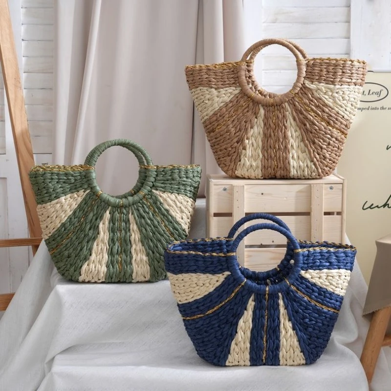 Women Bags Gold - กระเป๋าชายหาดสานจากฟางความจุขนาดใหญ่ ตกแต่งด้ายสีทอง กระเป๋าถือแฟชั่นสำหรับผู้หญิง เหมาะสำหรับวันหยุดฤดูร้อน การเดินทาง และการใช้งานในชีวิตประจำวัน