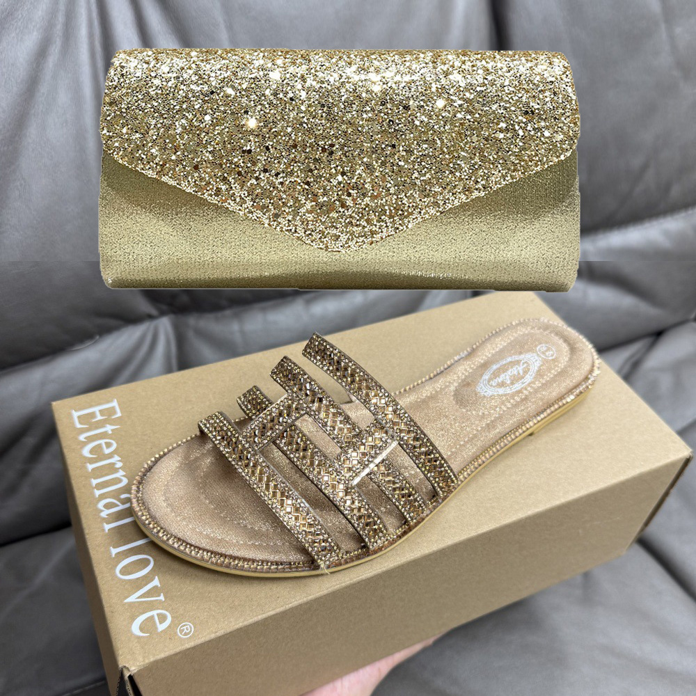 Women Bags Gold - รองเท้าแตะรัดส้นประดับเพชรพลอยสีบรอนซ์สำหรับฤดูร้อน ไซส์ใหญ่ พื้นเรียบ สไตล์ลำลองสำหรับผู้หญิง แฟชั่นกระเป๋าถือทรงซองสีทองเงา