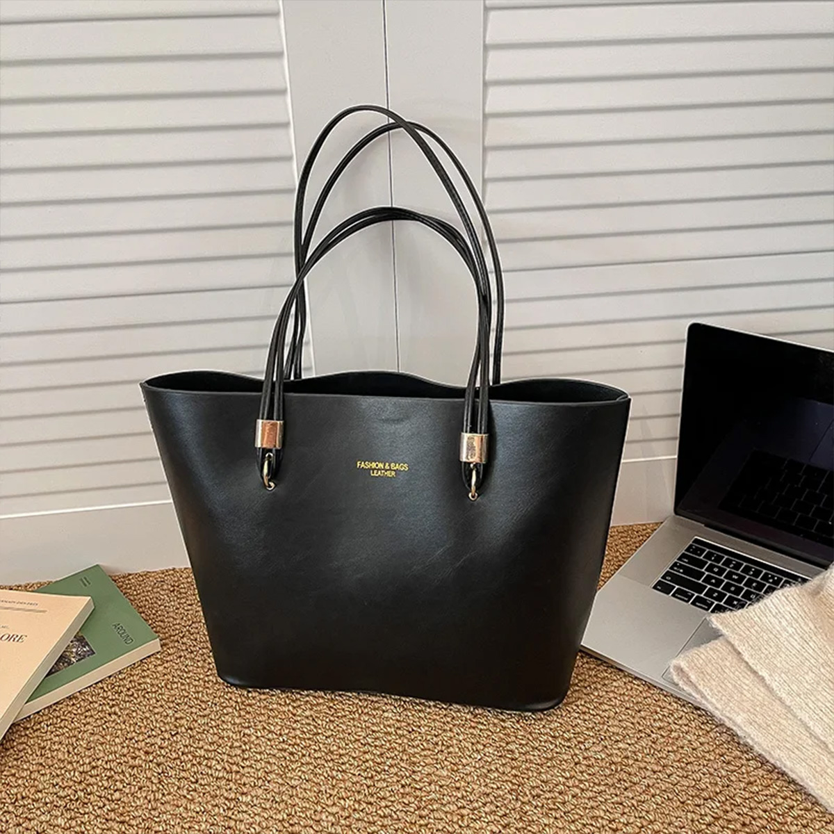 Women Bags Gold - กระเป๋าโท้ทแฟชั่นสำหรับใช้ในชีวิตประจำวัน สีพื้นเรียบง่าย ผิวมันวาว ทำจากหนัง PU พร้อมตัวอักษรสีทอง